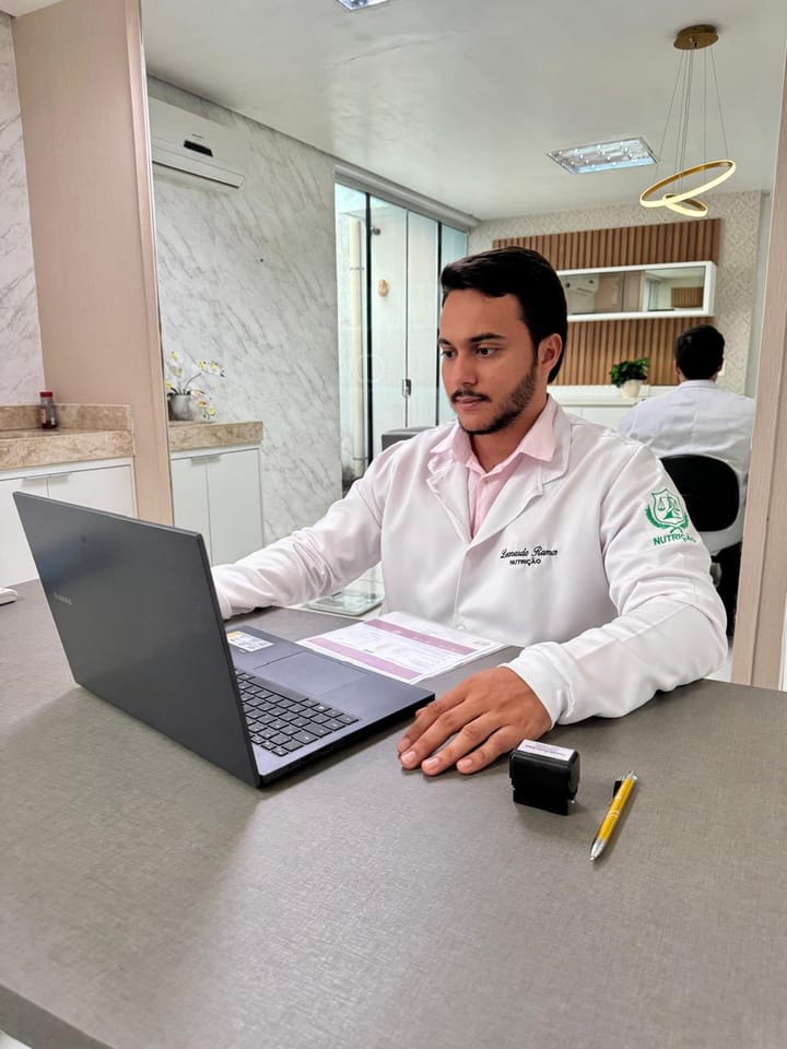 Leonardo Ramos, nutricionista, atendendo no consultório